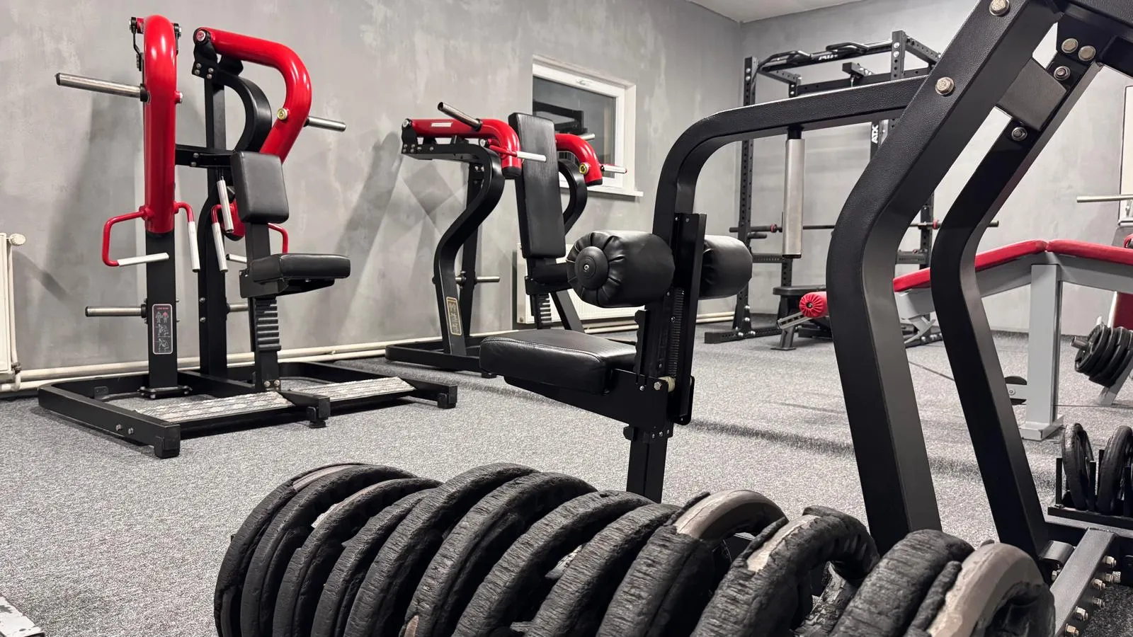 Plate-loaded strength machines