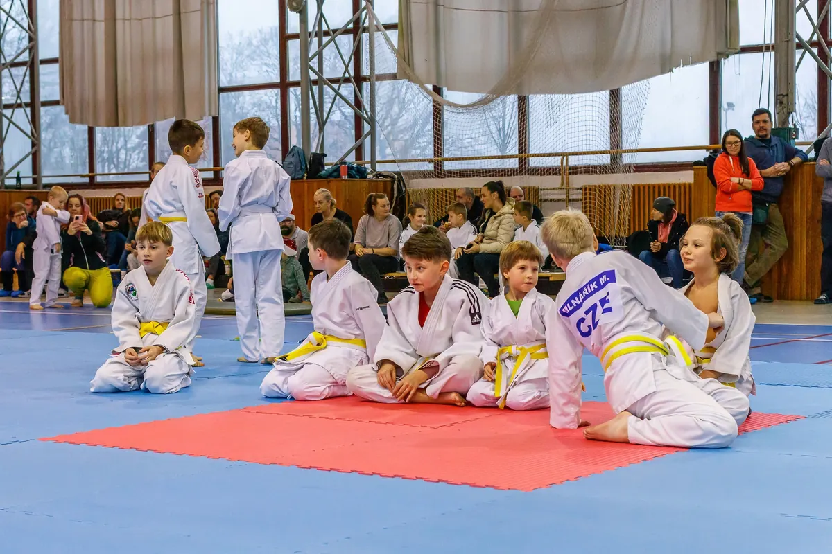 Dva judisté v souboji na tatami před diváky