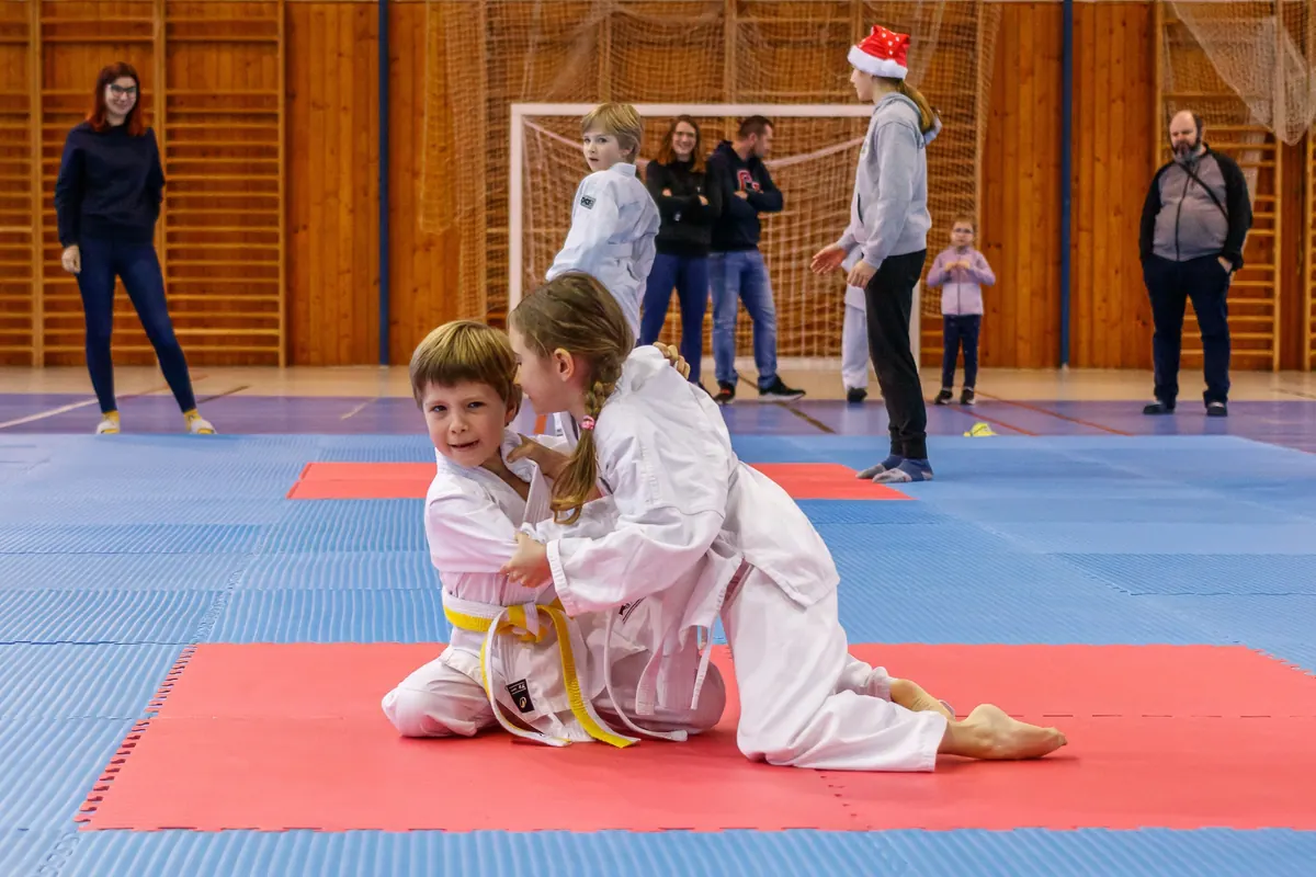 Hod na turnaji — dynamický moment na tatami