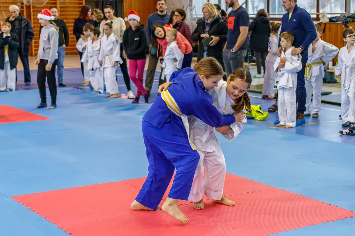 Modré vs. bílé judogi — zápas na tatami